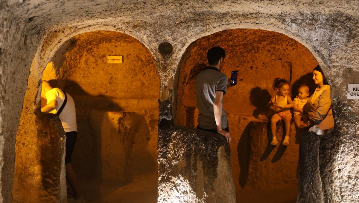 Sıcak havalardan bunalanlar yer altı şehirlerine akın etti