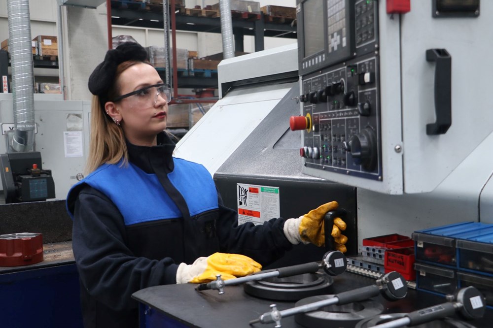 30 yaşında döküm fabrikasının tek kadın tornacısı: 3 yıldır bu mesleği yapıyor - 1
