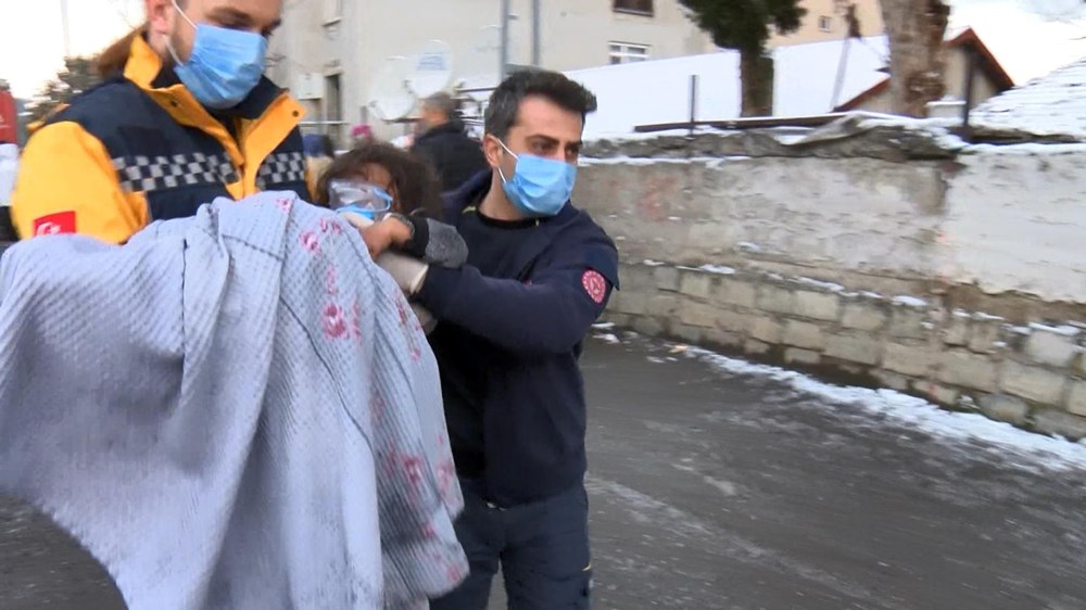 Yangında can pazarı: Pencereye çıkıp nefes almaya çalıştılar - 12