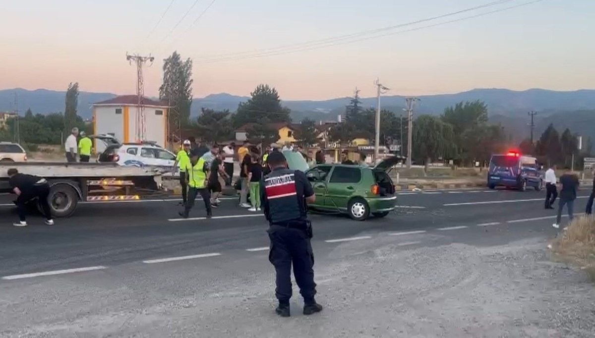 Kontrolden çıkan otomobil orta refüje çarptı: 3 yaralı