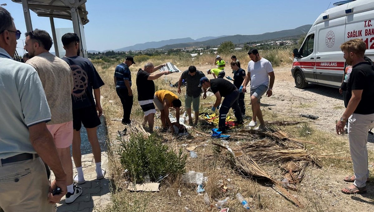 İzmir'de motosiklet, otobüs durağına çarptı