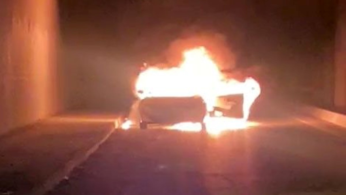 Başakşehir’de plakasız ve sahipsiz otomobilde yangın Başakşehir’de plakasız ve sahipsiz otomobilde yangın