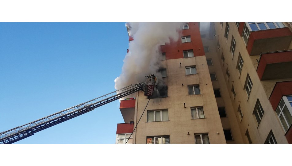 İstanbul'da 11 katlı binada yangın paniği