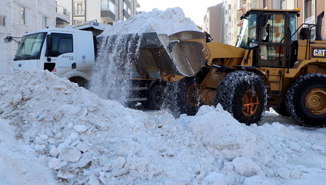 Şehirdeki kar temizleniyor: 970 kamyon şehir dışına taşıyor