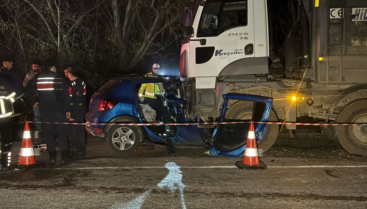 Bartın'da feci kaza: Kamyonun altına giren otomobildeki beş genç öldü