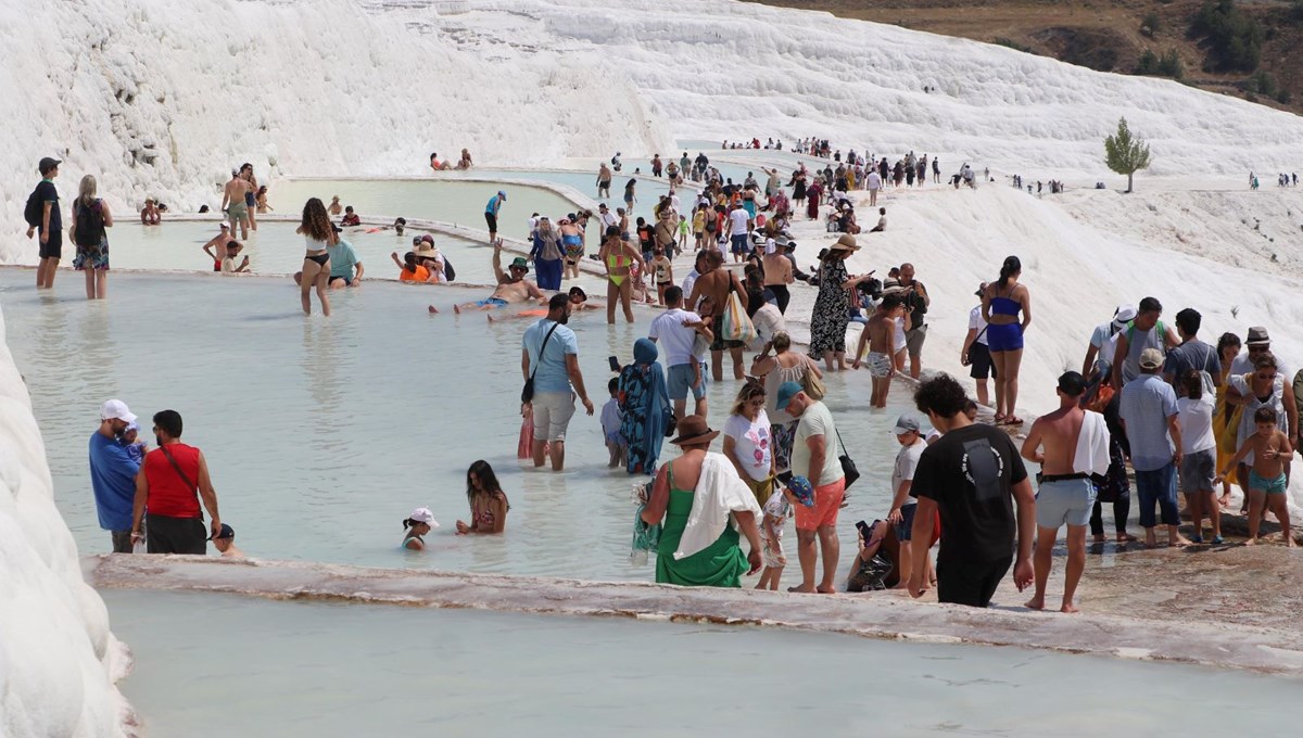 Travertenleriyle ünlü Pamukkale’ye ziyaretçi akını