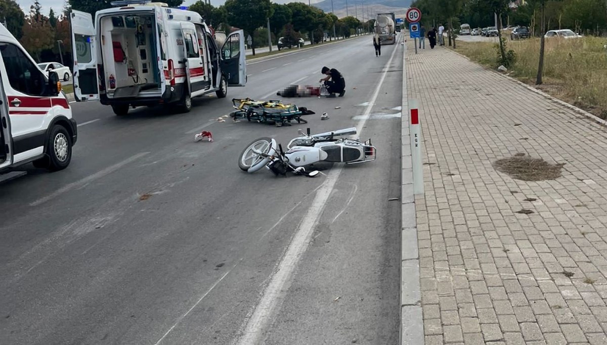 TIR'ın çarptığı motosikletteki iki genç hayatını kaybetti
