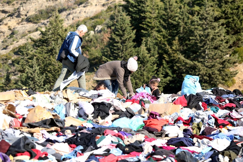 Depremzedelere giden binlerce kıyafeti yol kenarına attılar - 2