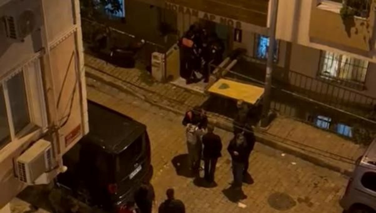İstanbul'da madde bağımlısı genç, annesini dövdü: Mahalleli ayağa kalktı İstanbul'da madde bağımlısı genç, annesini dövdü: Mahalleli ayağa kalktı