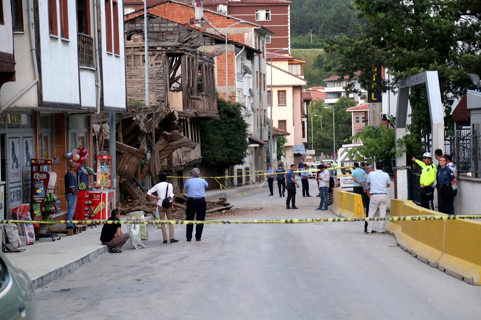 Kastamonu'da 3 katlı tarihi ahşap bina çöktü - 1