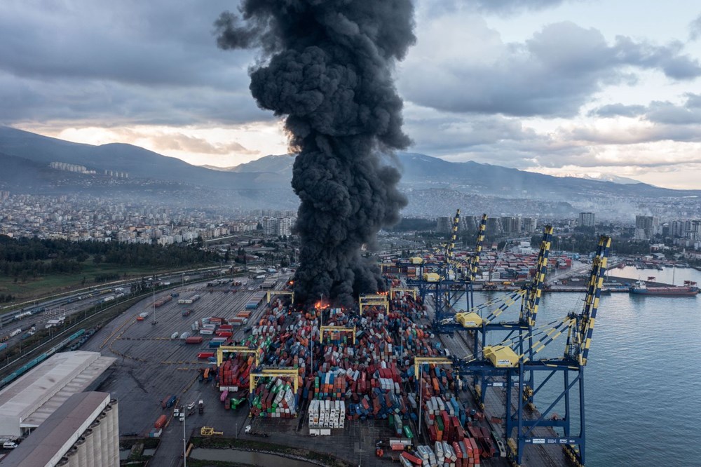 İskenderun Limanı'nda depremde devrilen konteynerlerde çıkan yangın devam ediyor - 3