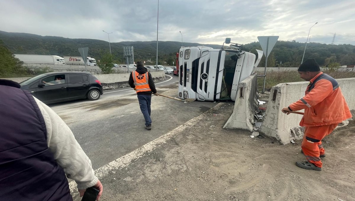 TEM'de TIR devrilince uzun araç kuyrukları oluştu