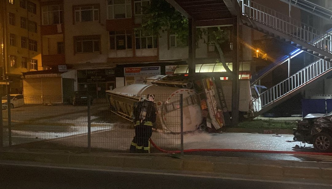 Kocaeli'de benzin yüklü tanker kazası: Patlama riskine karşı yol trafiğe kapatıldı