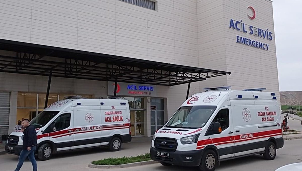 Diyarbakır'da yıldırım isabet eden kadın ağır yaralandı Diyarbakır'da yıldırım isabet eden kadın ağır yaralandı