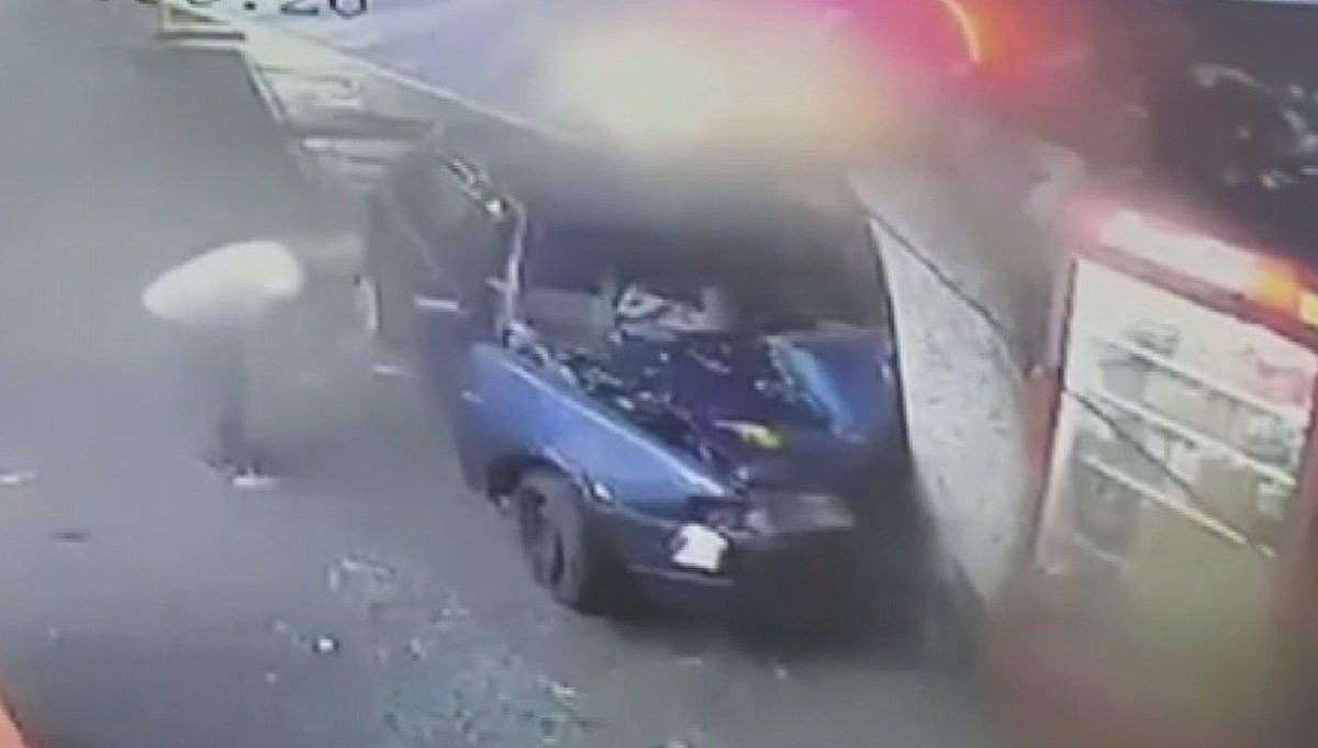 Otomobil kullanırken karısıyla tartışınca ağaca çarptı