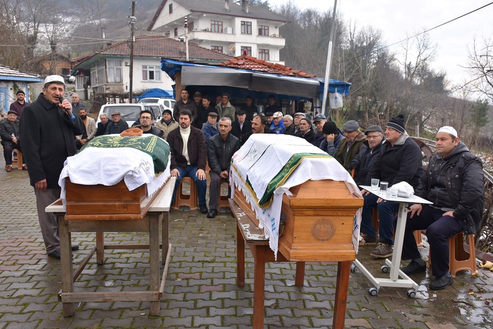 Aynı gün ölen 70 yıllık evli çift yan yana toprağa verildi - 1