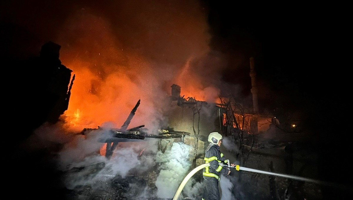 Burdur'da çıkan yangında 2 ev kül oldu Burdur'da çıkan yangında 2 ev kül oldu