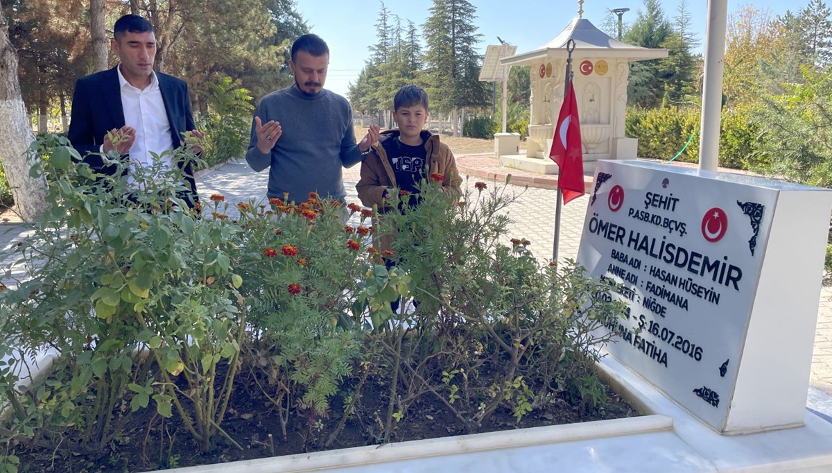 FETÖ elebaşı Gülen'in ölümü sonrası Ömer Halisdemir'in kabrine ziyaretçi akını FETÖ elebaşı Gülen'in ölümü sonrası Ömer Halisdemir'in kabrine ziyaretçi akını