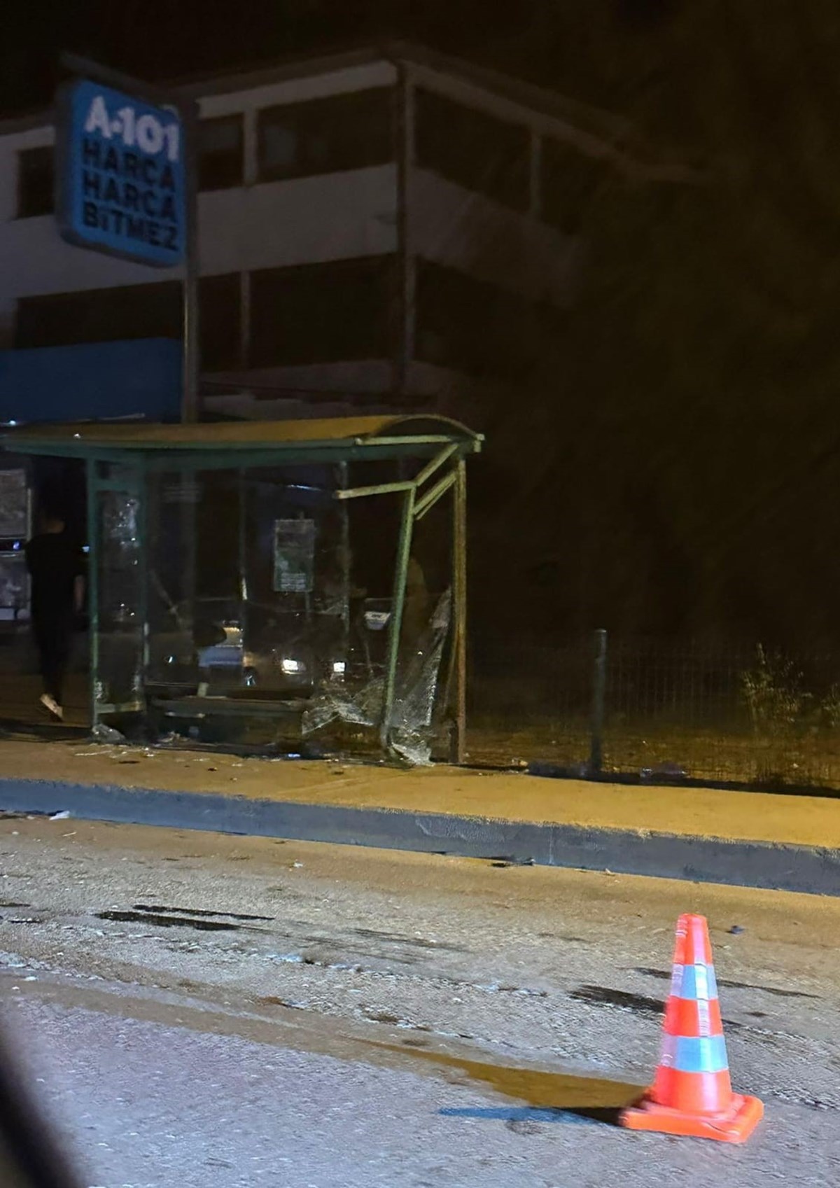 Çarpışmanın etkisiyle savrulan Furkan K., yol kenarındaki toplu ulaşım durağına çarptı. Çarpışmanın etkisiyle savrulan Furkan K., yol kenarındaki toplu ulaşım durağına çarptı.