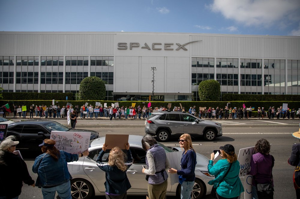 SpaceX ve Tesla önünde Elon Musk protestosu: Trump yönetimindeki rolüne tepki - 2