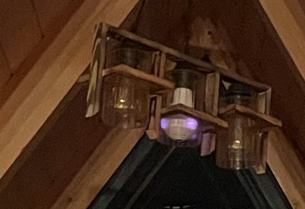 Bungalov kiralayan bir aile, yapının yatak odası ve jakuzi bölümünün tamamını gören ampul içinde saklanmış gizli kamerayı fark etti.