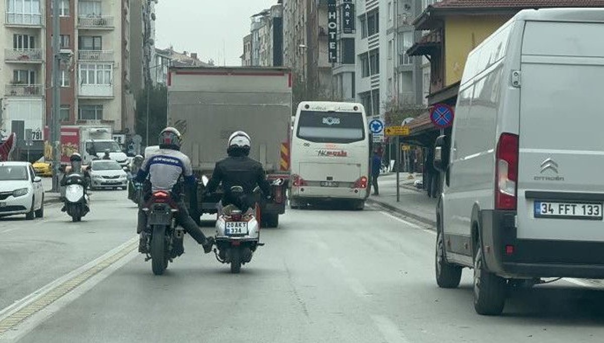 Eskişehir'de ilginç anlar: Bozulan motosikleti ayağıyla ittirerek götürdü