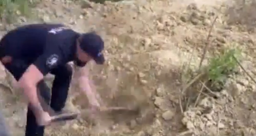Diri diri toprağa gömülen adam dört gün sonra canlı kurtarıldı - 1