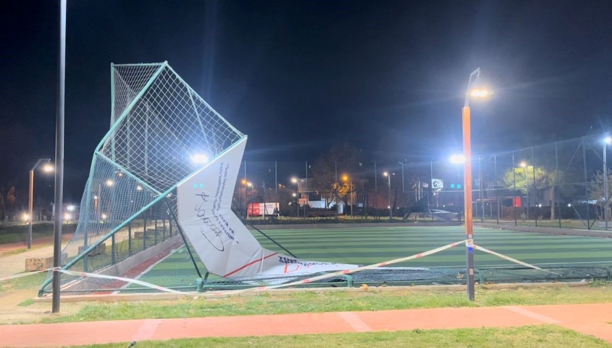 Bursa'da lodos halı sahayı yerle bir etti, ağaçları devirdi Bursa'da lodos halı sahayı yerle bir etti, ağaçları devirdi