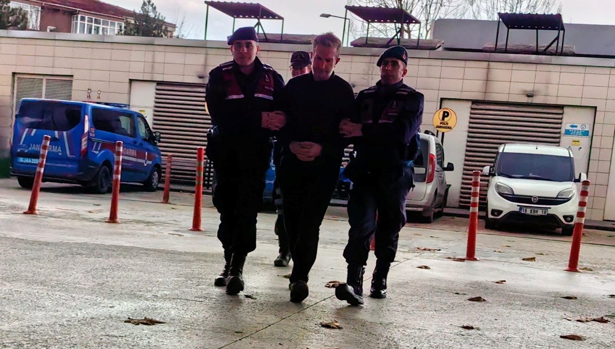 Eski eşini sokak ortasında bıçakladı Eski eşini sokak ortasında bıçakladı