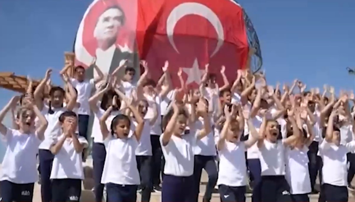 Depremzede öğrencilerden 23 Nisan konseri Depremzede öğrencilerden 23 Nisan konseri