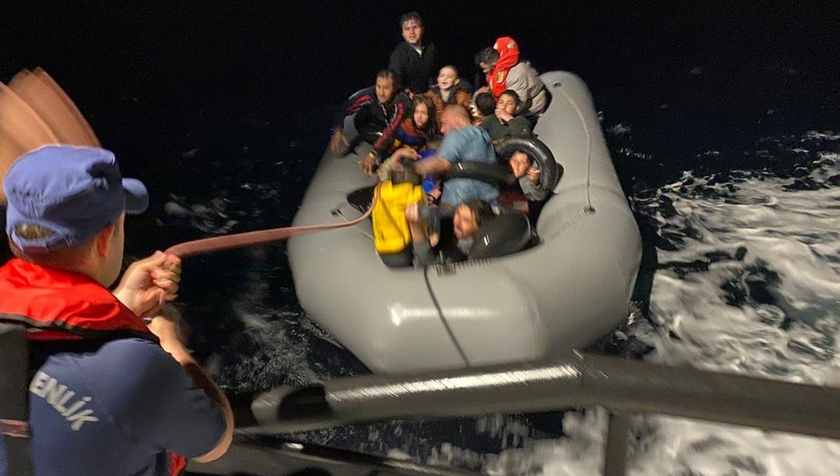 İzmir açıklarında botları arızalandı: 26 düzensiz göçmen kurtarıldı