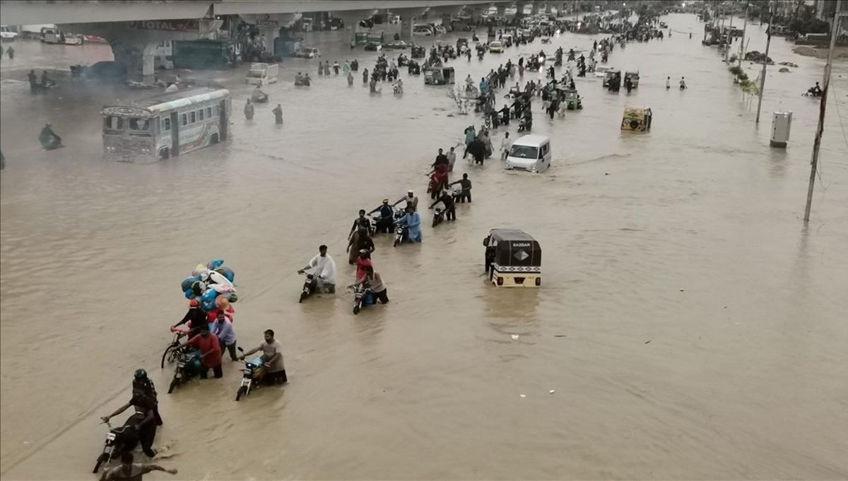 Pakistan'da buzullar eridi, sel uyarısı verildi