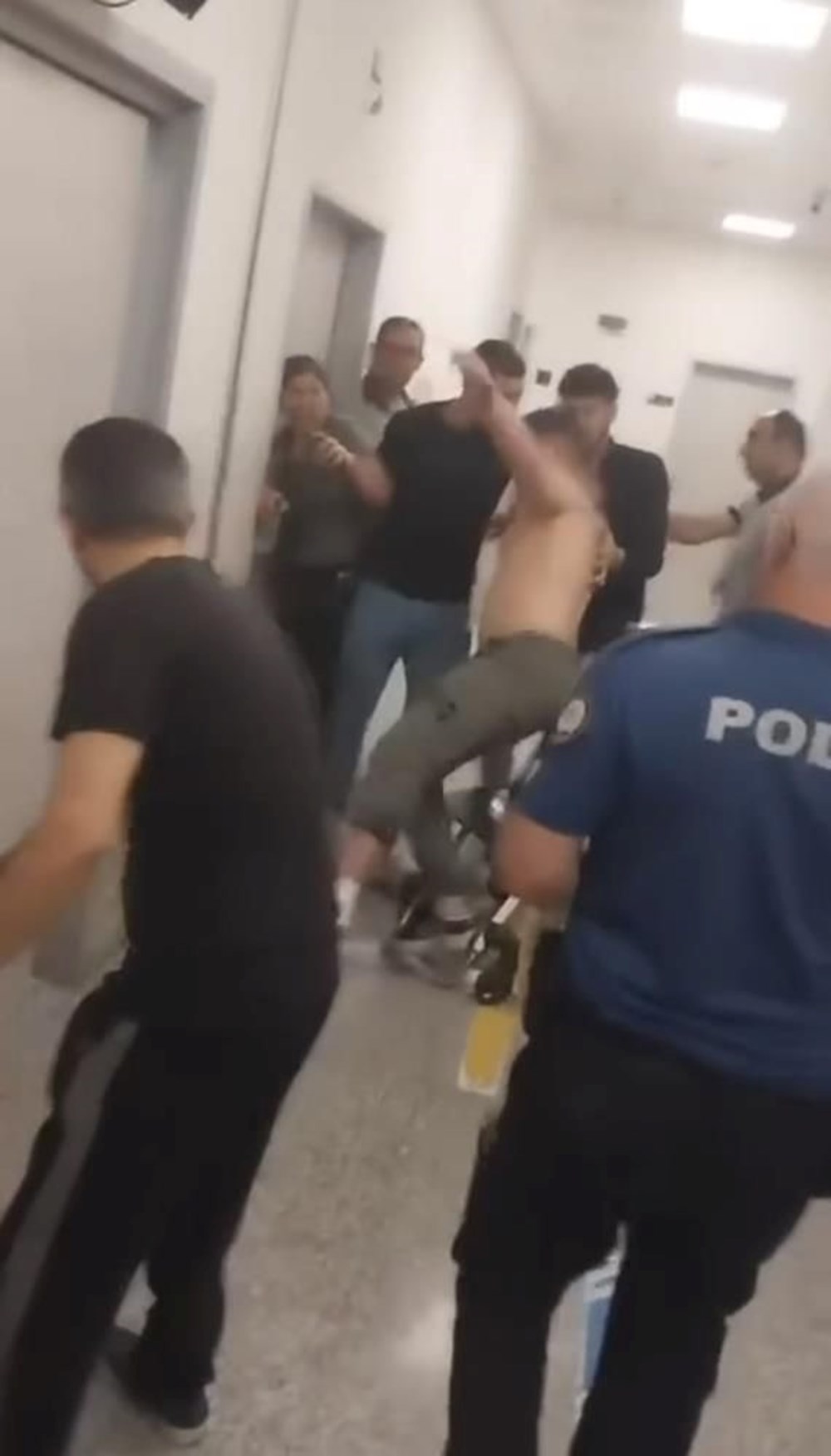 İstanbul’da doktora saldırı: Küfürler savurup odasına
girmeye çalıştılar - 4