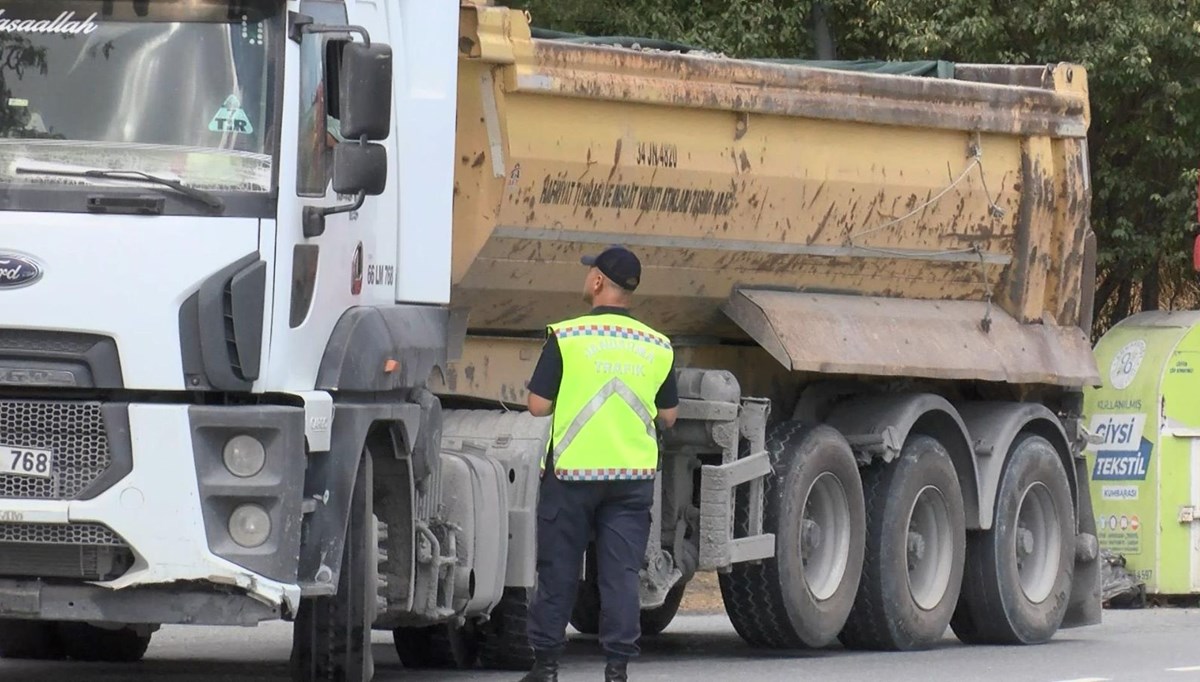 Arnavutköy'de hafriyat kamyonlarına denetim Arnavutköy'de hafriyat kamyonlarına denetim