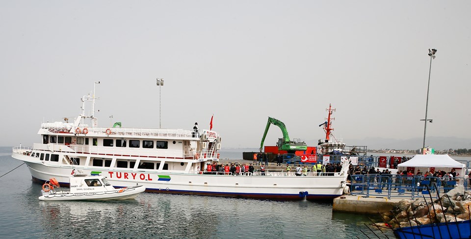 Sahil güvenlik botları eşliğinde Dikili Limanı'na yanaşan sığınmacılar Türkiye'ye geldi.