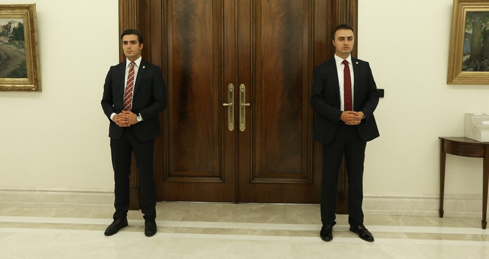 Toplantıda YAŞ üyesi komutanların yanında emir subaylarının yer almadığı görülürken, Köşk'te yapılan toplantıda kapıda asker yerine polisler bekledi.