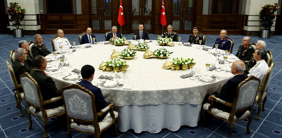 Cumhurbaşkanı Erdoğan, şura üyeleri onuruna akşam yemeği verdi. Toplantının ardından bir süre daha Çankaya'daki çalışmalarına devam eden Binali Yıldırım da yemeğe katıldı.
