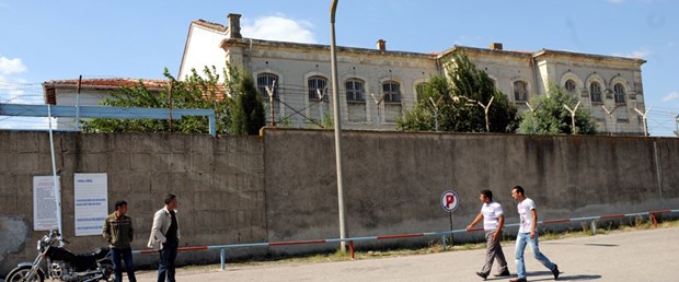 3 metrelik duvardan atlayıp firar ettiler