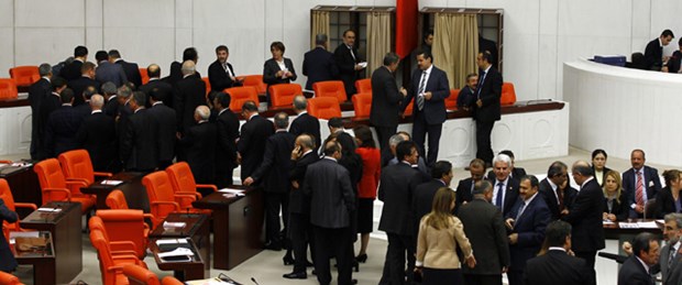 3 parti imzasını çekti