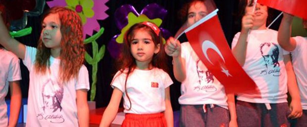 4 yaşındaki kız istiklal marşı.jpg