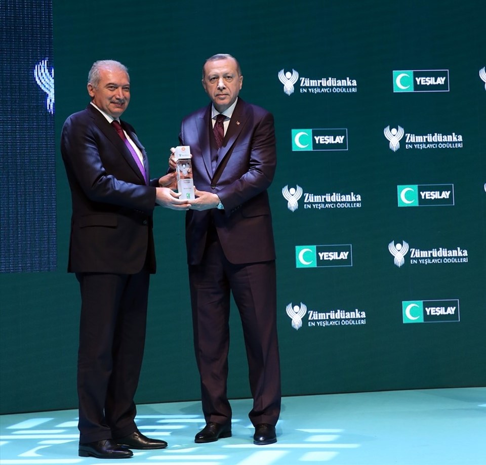 Mevlüt Uysal'a ödülünü Cumhurbaşkanı Erdoğan verdi.

