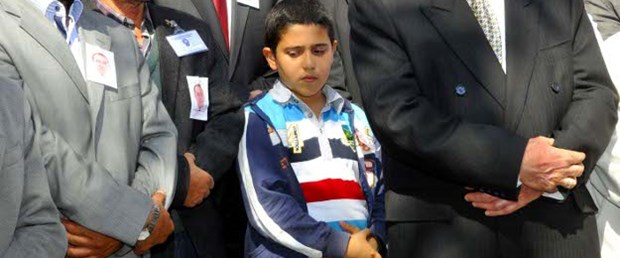 7 yaşında, babasının mezarına toprak attı