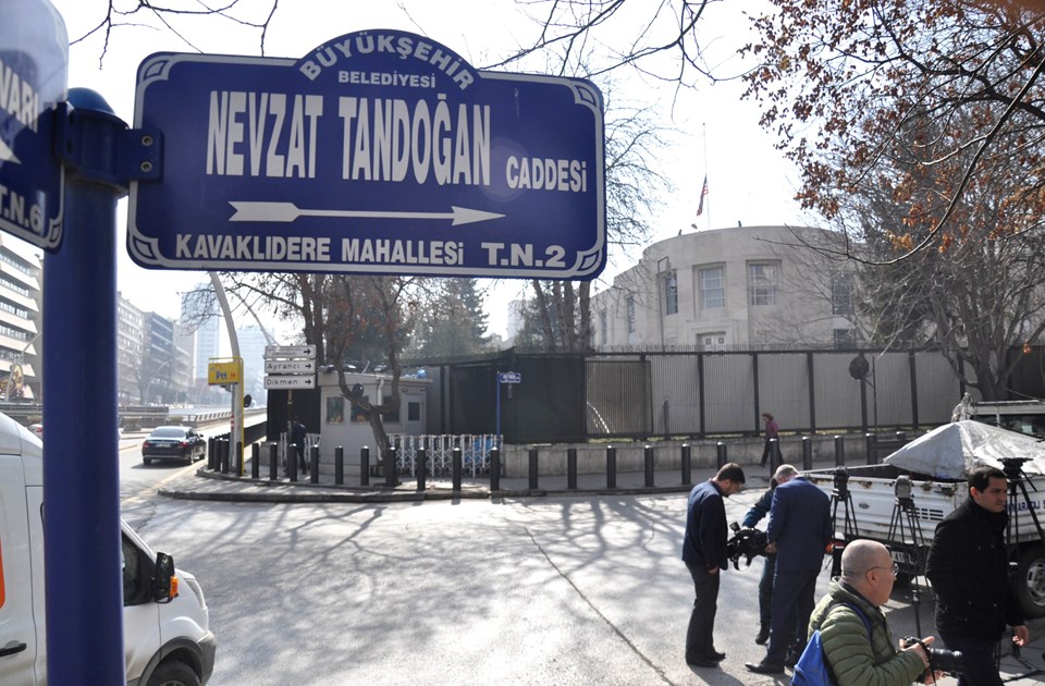 Caddenin eski tabelası.