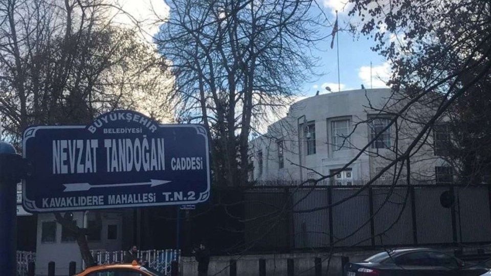 Caddenin eski tabelası.