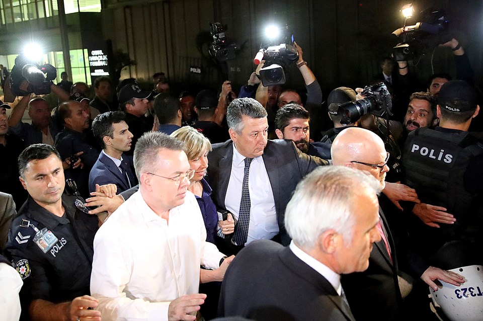 Rahip Brunson, yoğun güvenlik önlemleriyle Türkiye'den ayrıldı.
