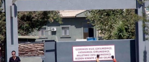 'Açılım' kışla kapısında