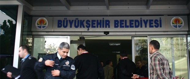 Adana Belediyesi'ne baskın