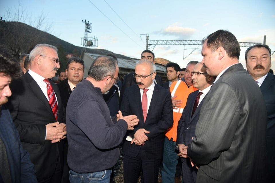 Kalkınma Bakanı Lütfi Elvan, 3 işçinin hayatını kaybettiği güzergahta incelemelerde bulundu, yaşamını yitiren demiryolu çalışanlarının yakınlarına başsağlığı diledi.