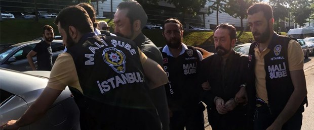adnan oktar gözaltı.jpg