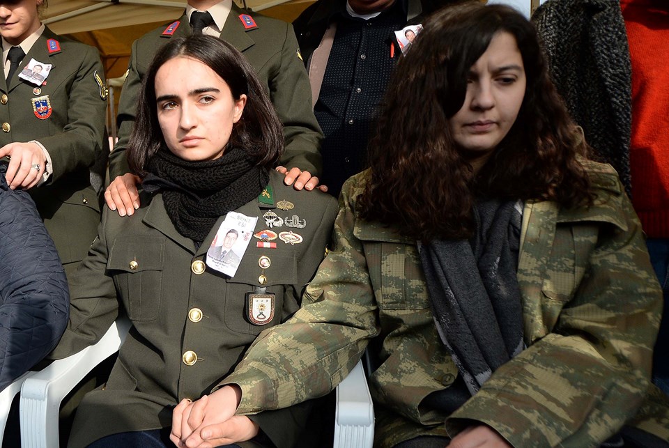 Şehidin eşi hafize Nur (solda) ile Beyza Akpınar